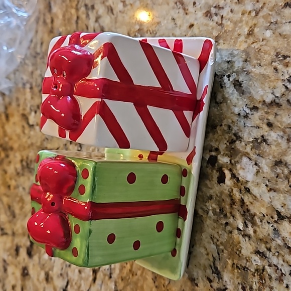 Vintage gift wrap present salt and pepper shakers with dish - Picture 9 of 10